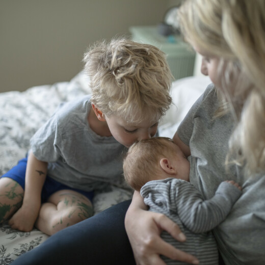 الرضاعة، وأيضًا حمل الطفل، والملامسة الجسدية المباشرة، والمداعبة، والتدليك، كلها لحظات رقيقة يجب اغتنامها!