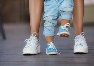 Les premières chaussures, pieds nus ou pas ?