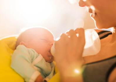 Le rythme des biberons de Bébé : astuces naturelles pour aider à les espacer