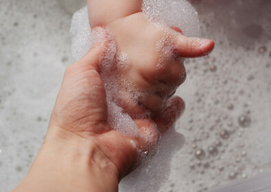 Laver bébé : avec quoi et à quelle fréquence ?
