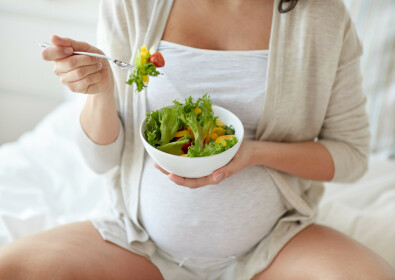 Maman végétarienne ou végétalienne : quelles précautions ?